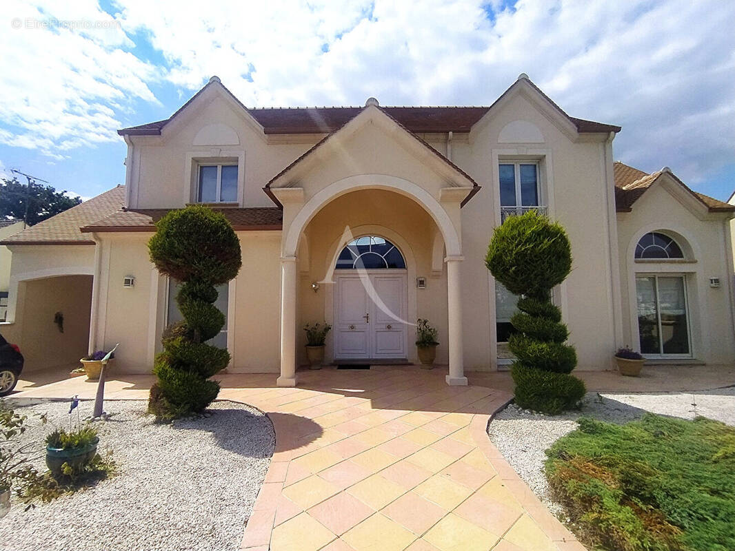 Maison à VILLENEUVE-LE-COMTE