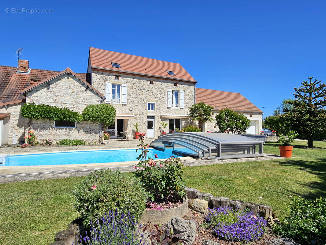 Maison à CREUZIER-LE-VIEUX