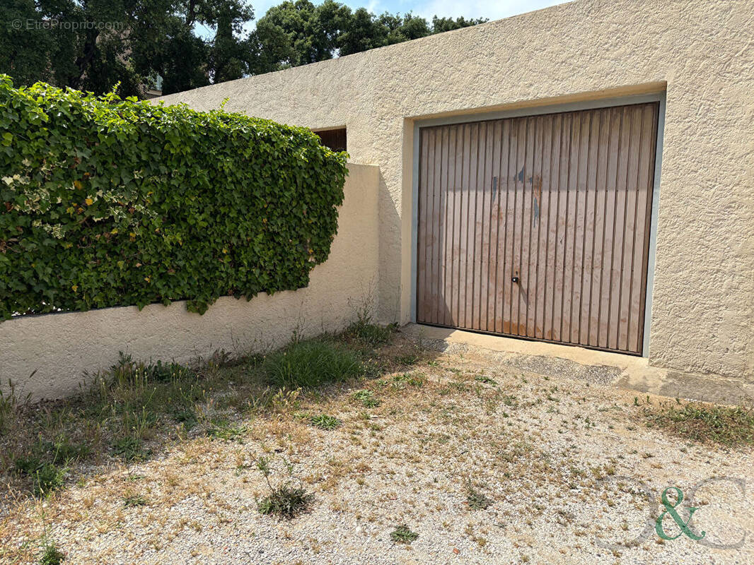 Parking à BORMES-LES-MIMOSAS