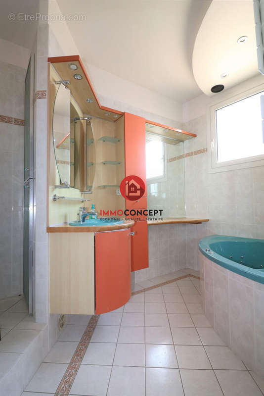 Appartement à LAUDUN-L&#039;ARDOISE