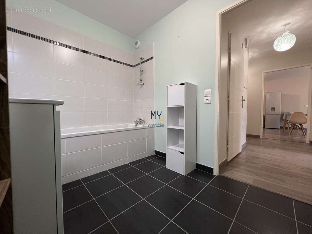 SALLE DE BAINS - Appartement à vendre - T4 75m² - Capinghem - Appartement à CAPINGHEM
