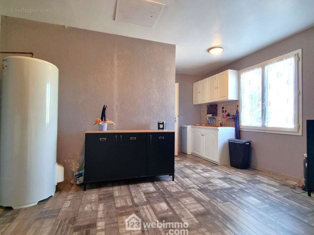 Attenante, l&#039;arrière-cuisine / buanderie (16 m2)... - Maison à MIGNE-AUXANCES