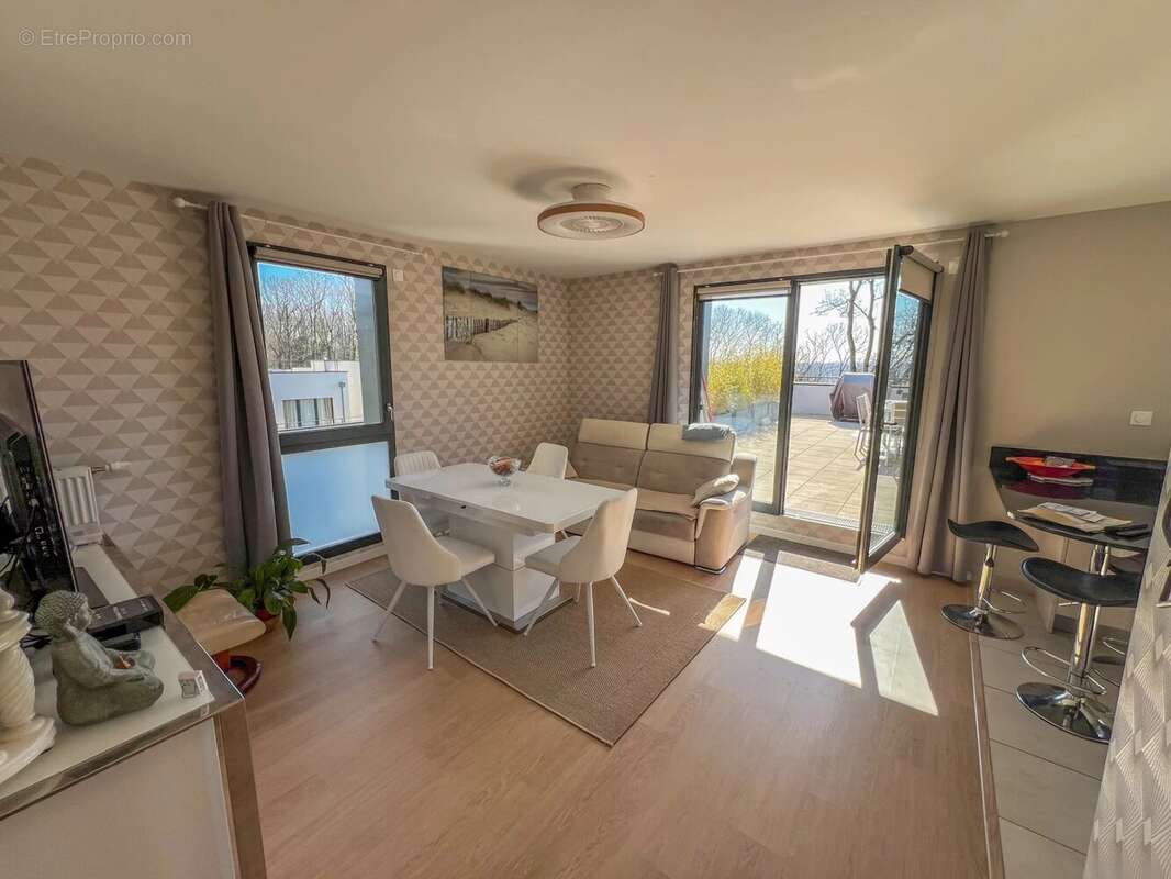 Appartement à LE MESNIL-SAINT-DENIS