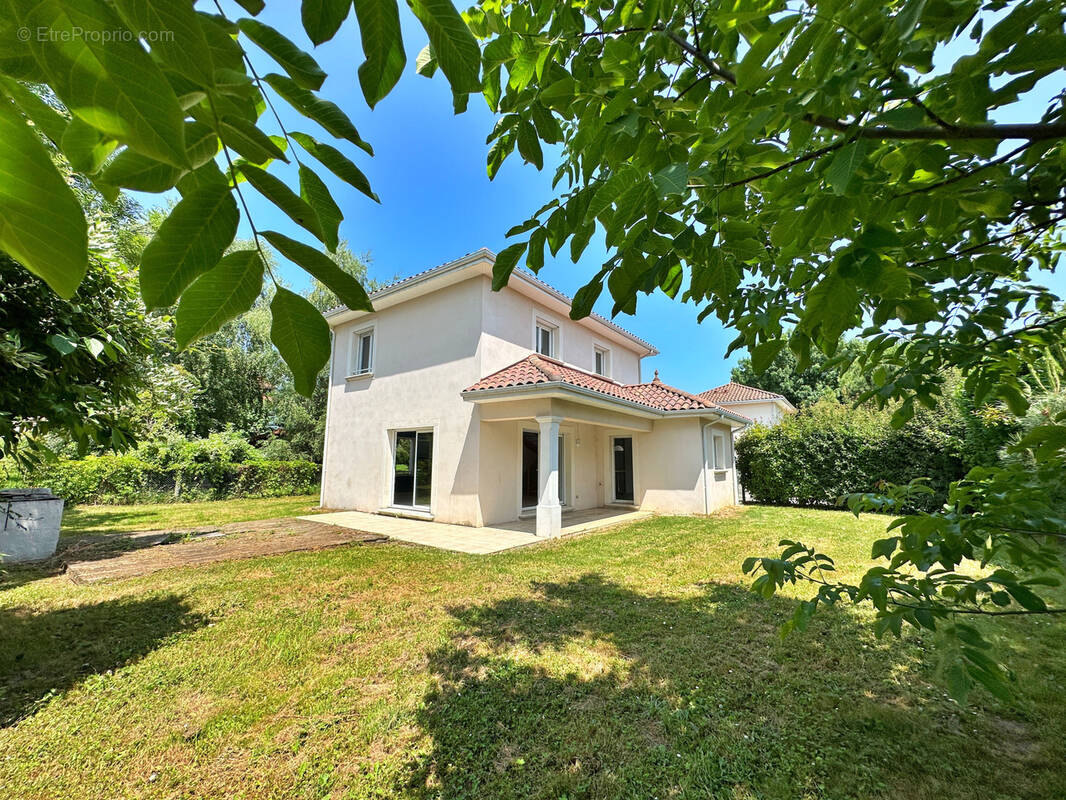 Maison à LA CHAPELLE-DE-LA-TOUR