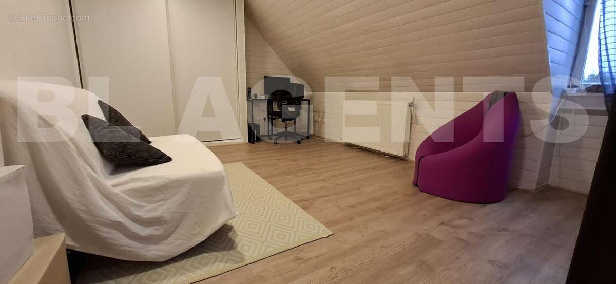 CHAMBRE 1 - Maison à POMMEUSE