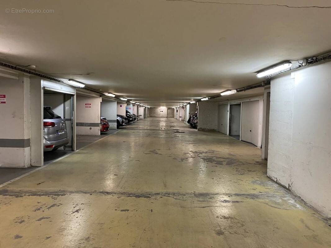 Parking à PARIS-17E