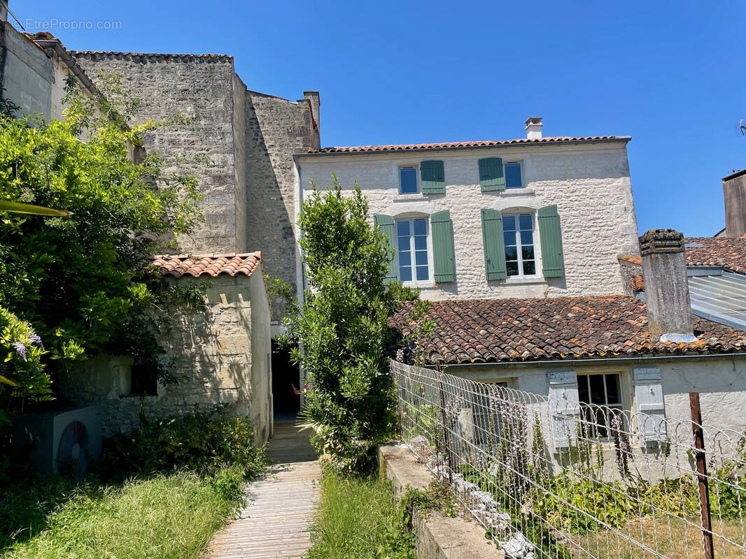 Maison à PORT-D&#039;ENVAUX