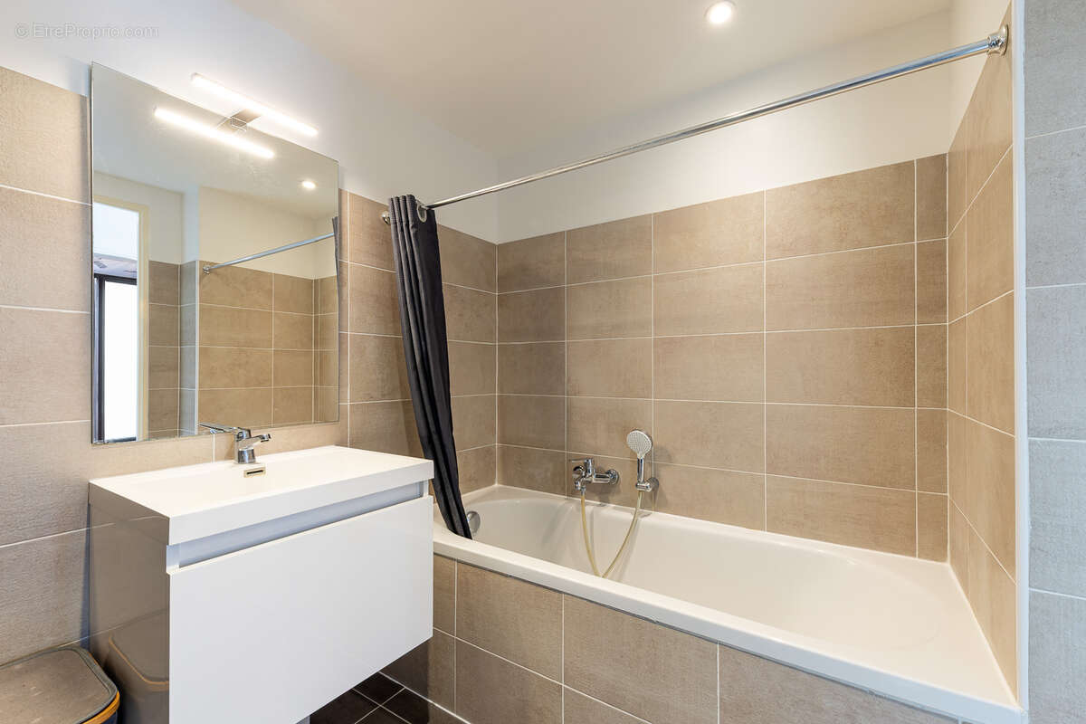 Appartement à SAINT-LAURENT-DU-VAR