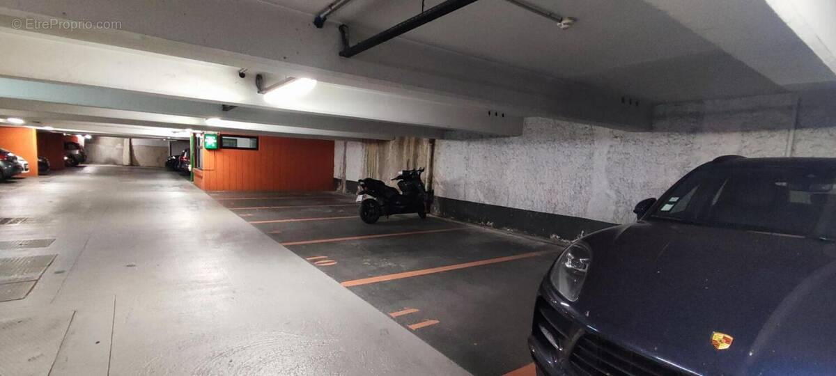 Parking à PARIS-4E