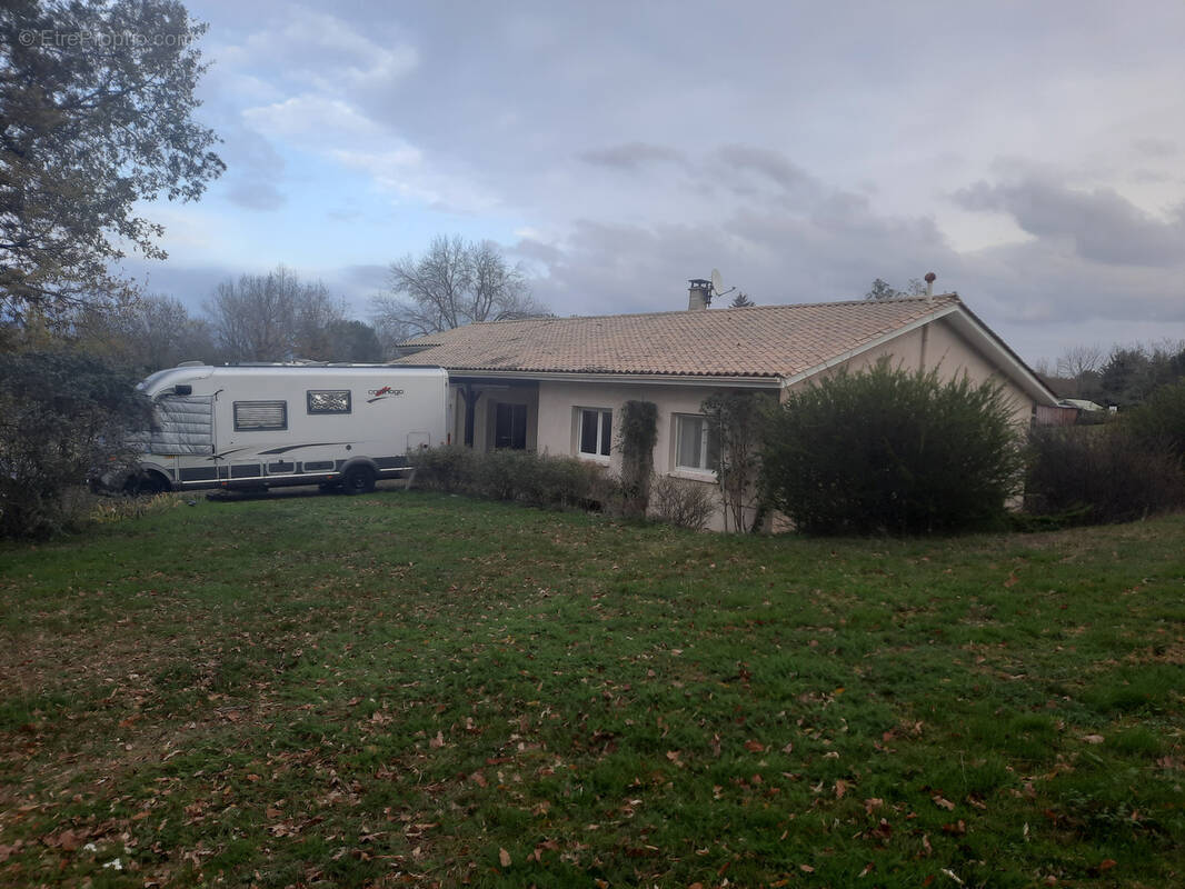 Maison à MENESPLET