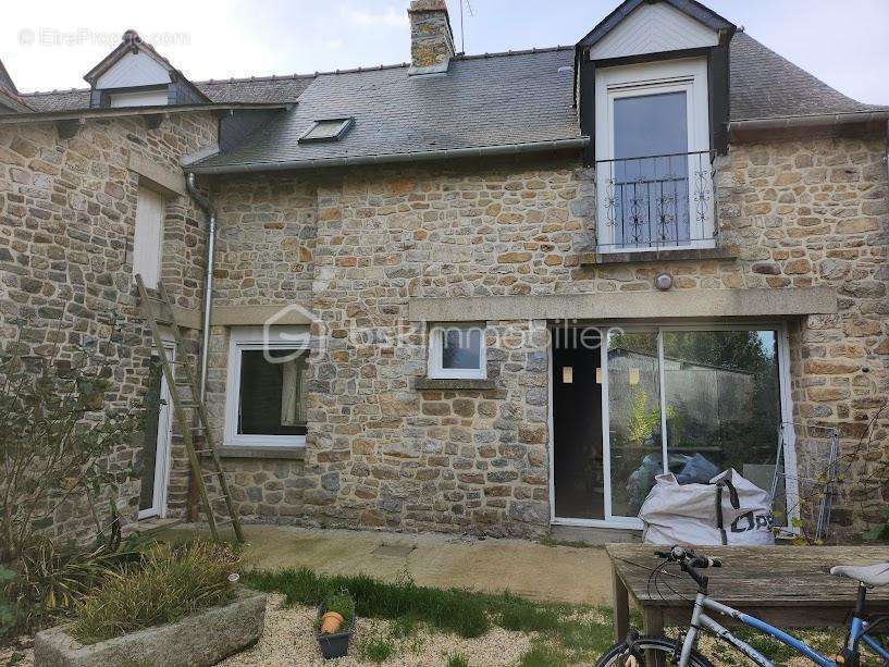 Maison à COMBOURTILLE