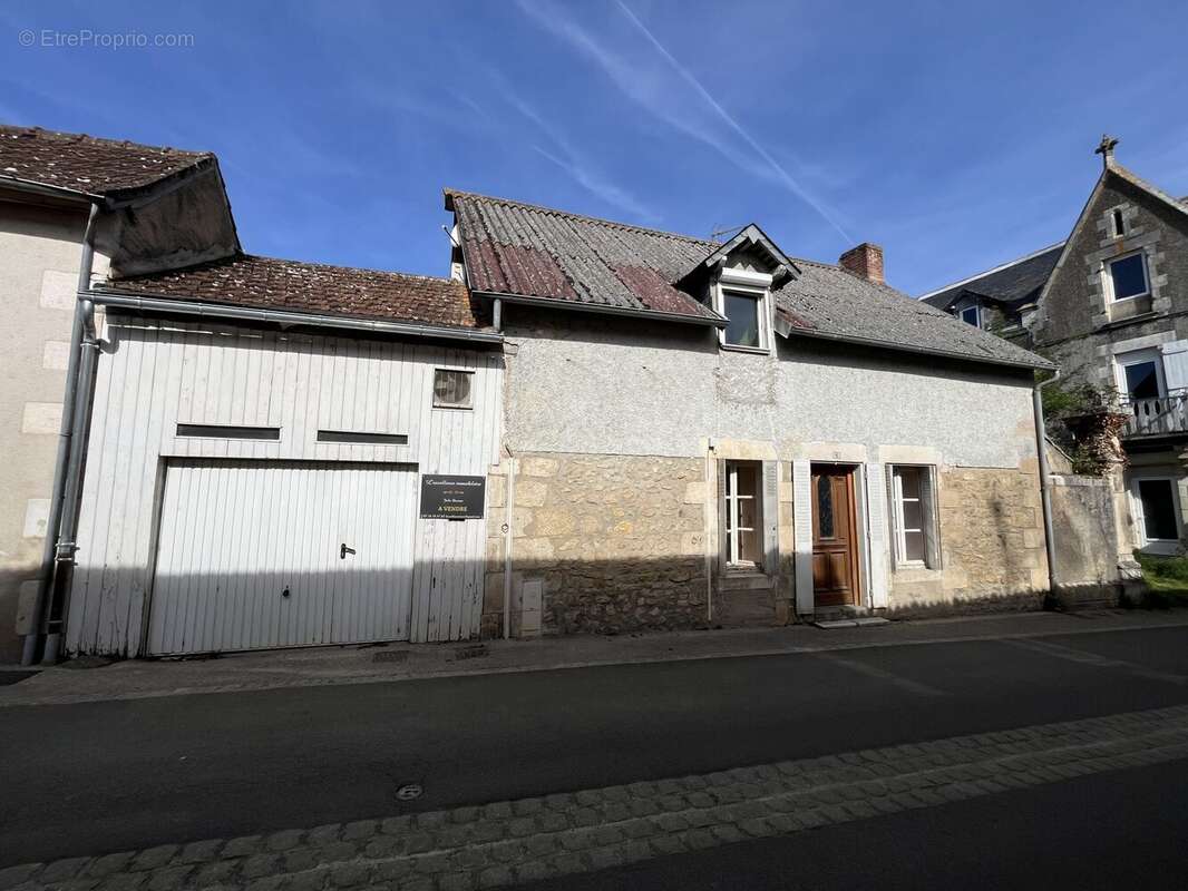 Coté rue - Maison à SAINT-SAVIN
