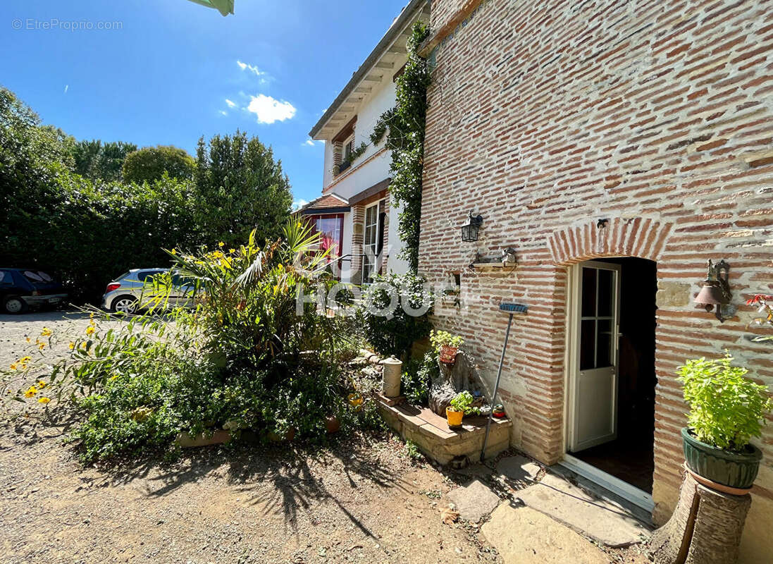 Maison à MONTAIGUT-SUR-SAVE