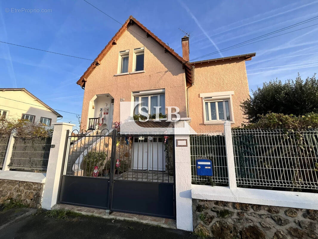 Maison à SAINTE-GENEVIEVE-DES-BOIS