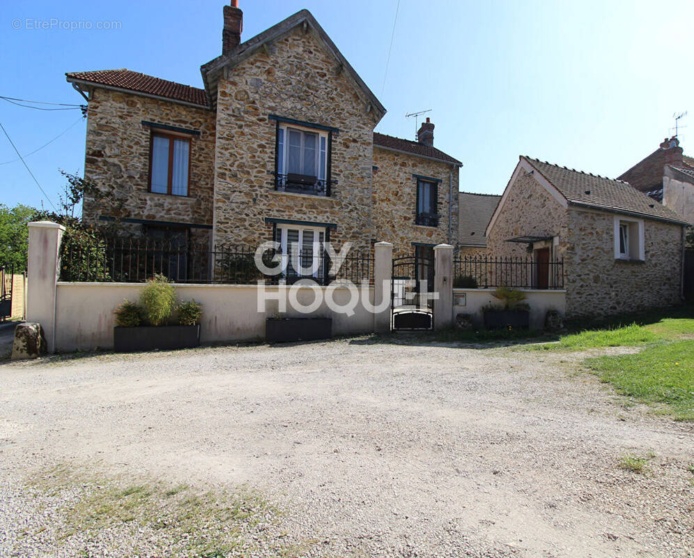 Maison à OZOUER-LE-VOULGIS