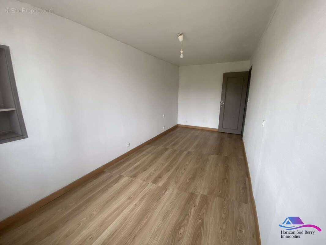 CHAMBRE 2 - Maison à CHATEAUMEILLANT