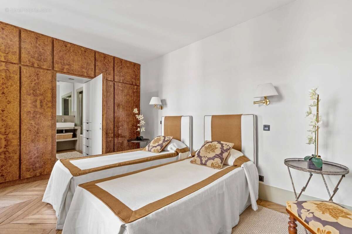 Appartement à PARIS-1E