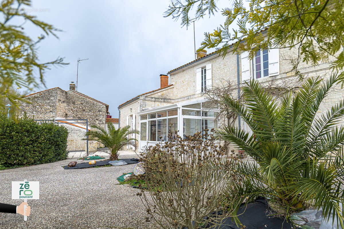 Maison à LES MAGNILS-REIGNIERS