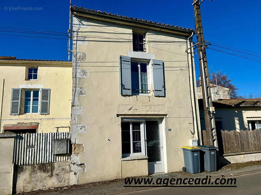 Maison à LA CRECHE