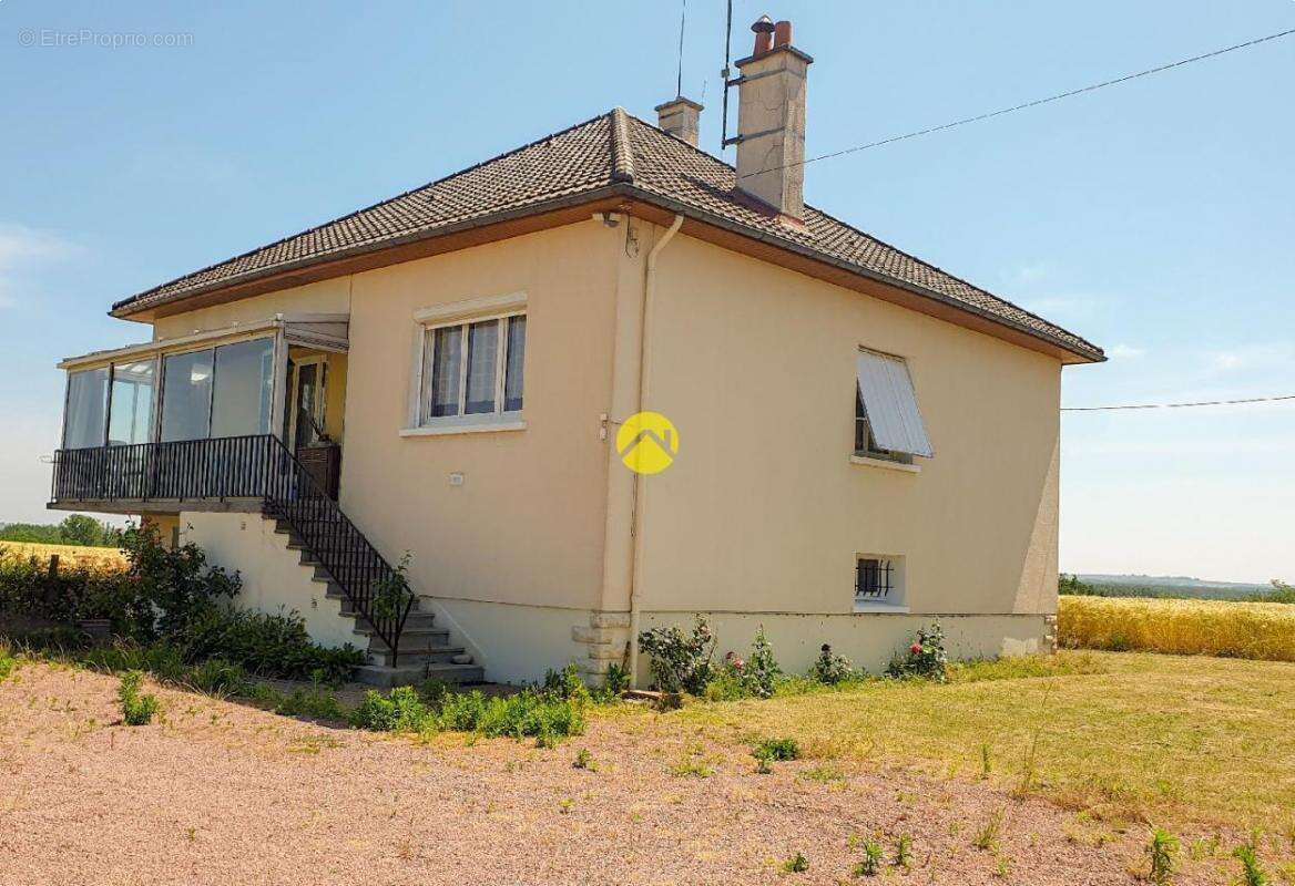 Maison à MONTS-SUR-GUESNES