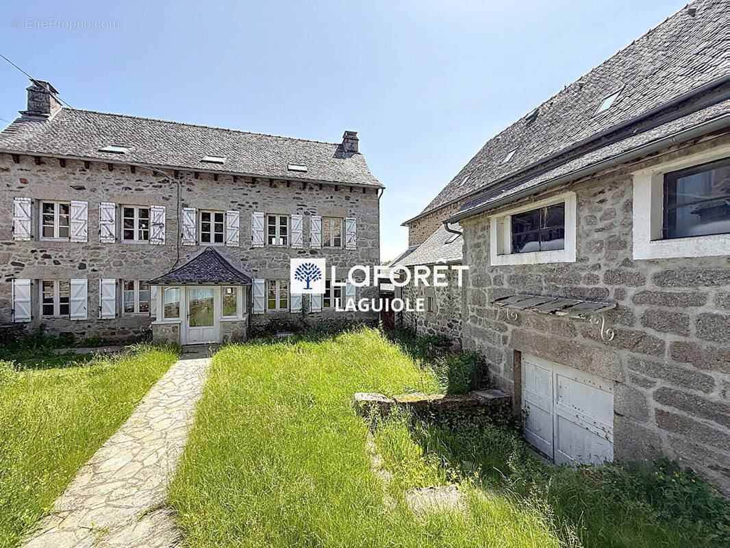 Maison à SAINTE-GENEVIEVE-SUR-ARGENCE