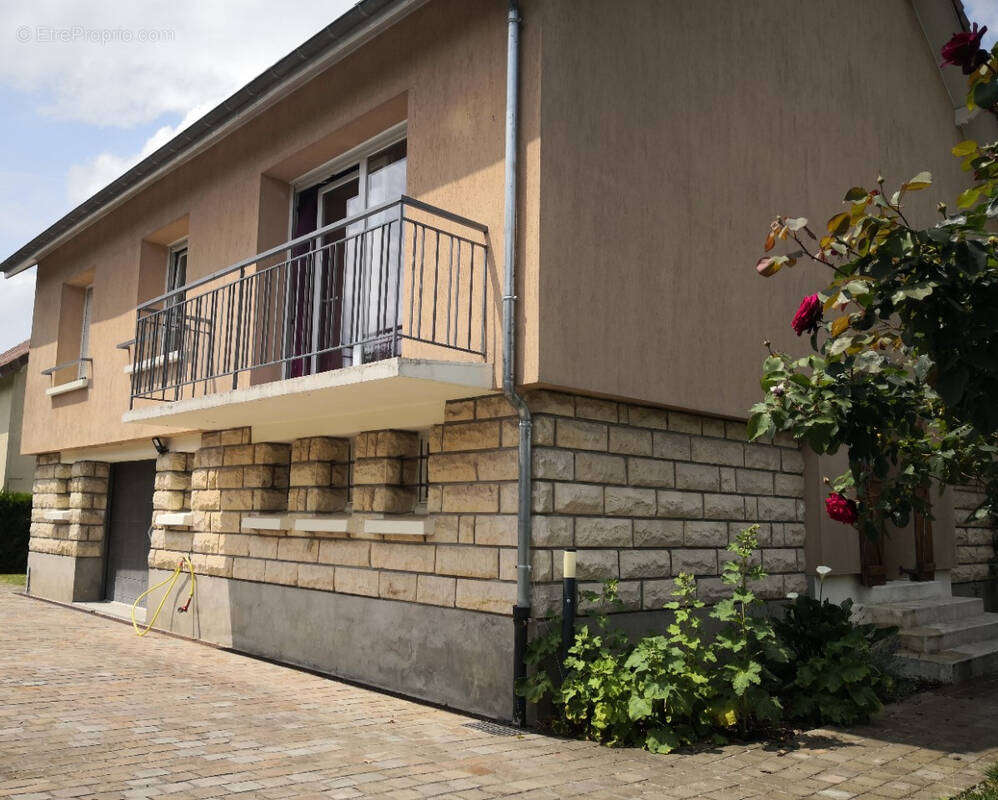 Maison à LA QUEUE-LES-YVELINES