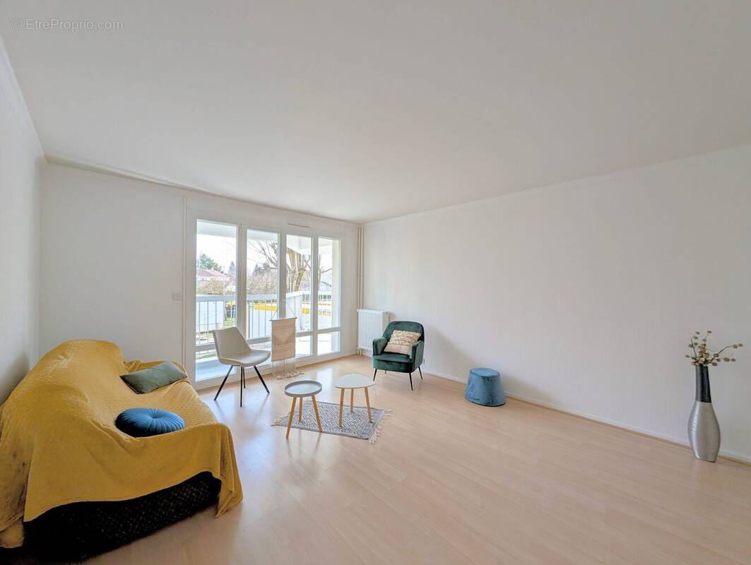 Appartement à LE MESNIL-SAINT-DENIS