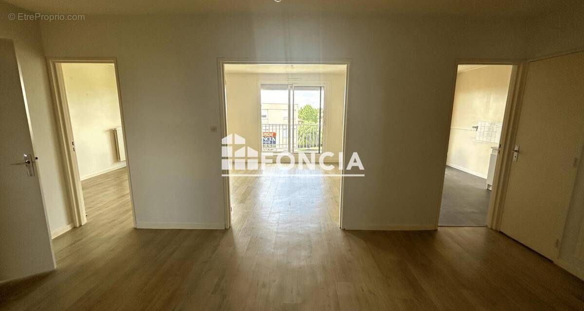 Appartement à SAINT-DENIS-LES-BOURG