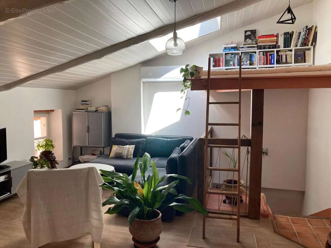 Appartement à COTIGNAC