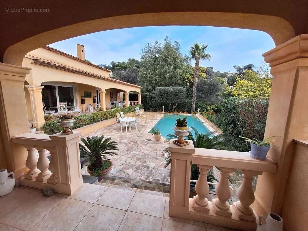 Maison à ROQUEBRUNE-SUR-ARGENS