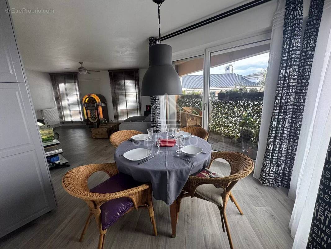 Appartement à LES LILAS