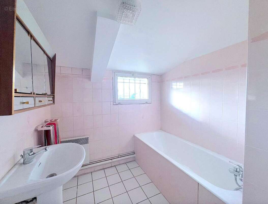   - Maison à VAULX-EN-VELIN