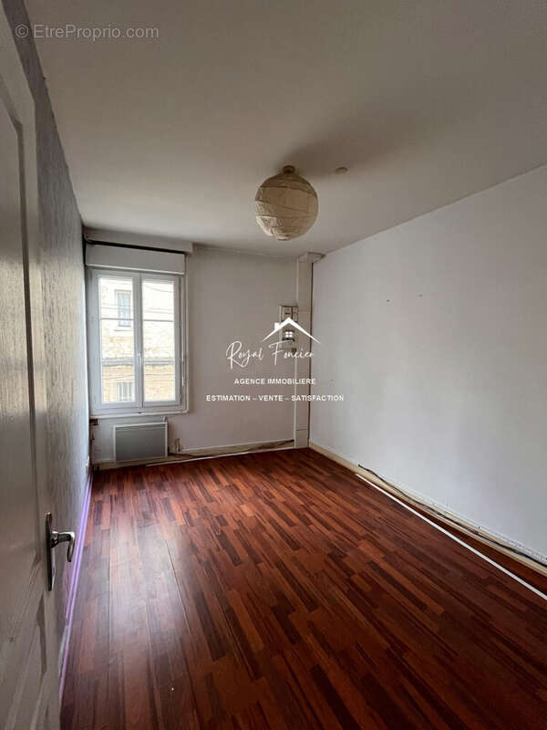 Chambre 2 de 9,55 M2 - Appartement à CHATELLERAULT