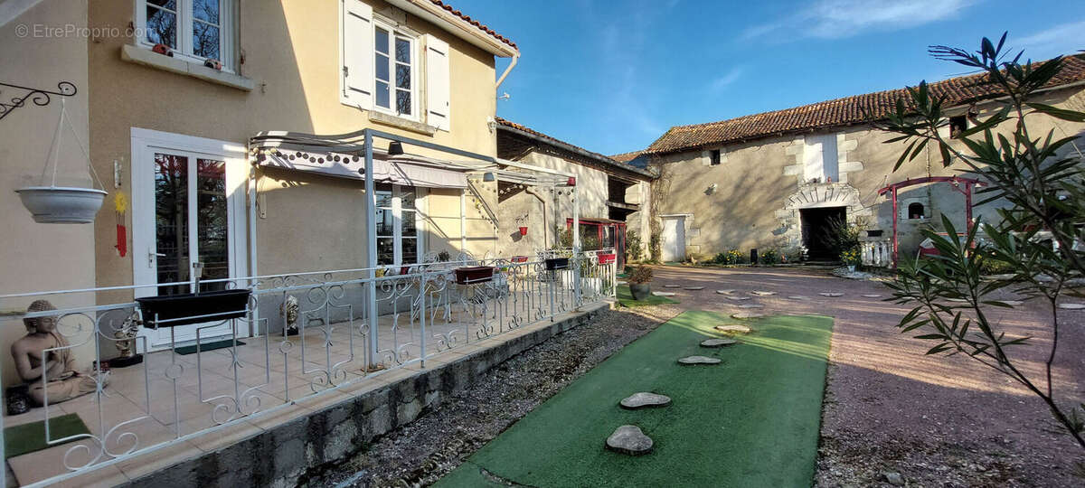 Maison à MONTS-SUR-GUESNES