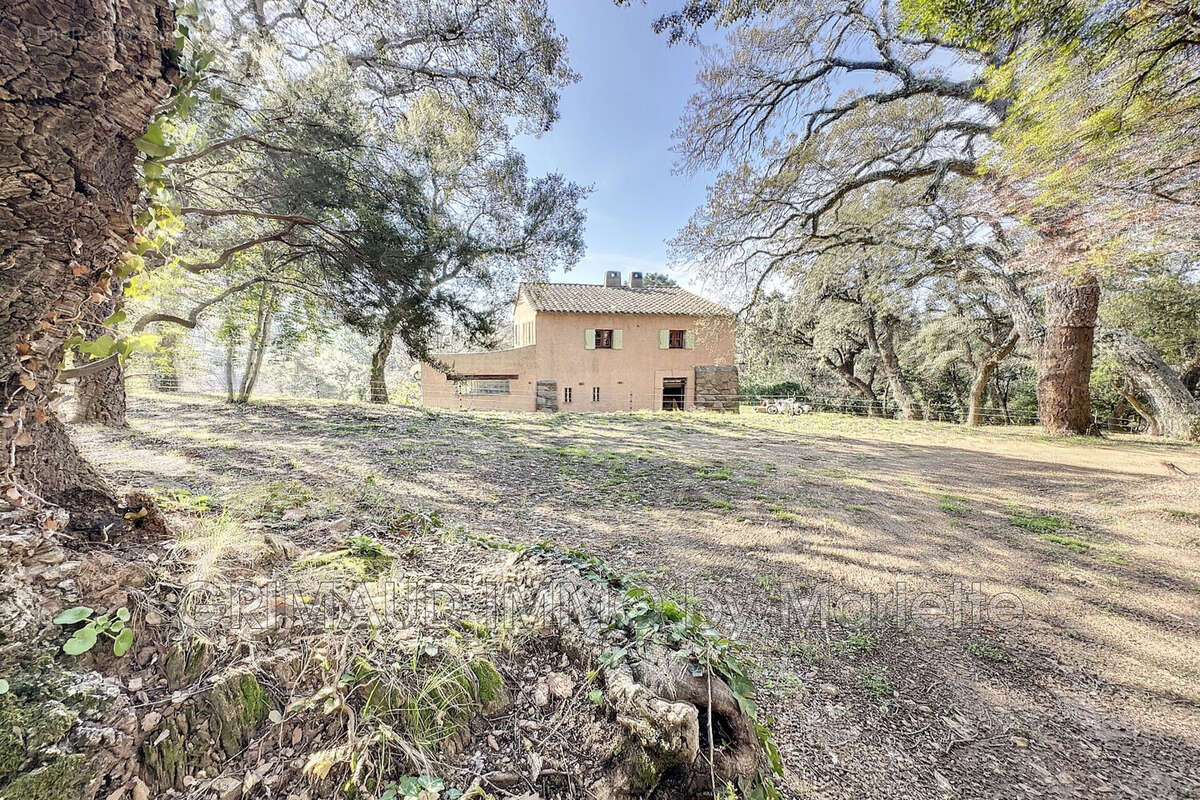 Maison à LA GARDE-FREINET