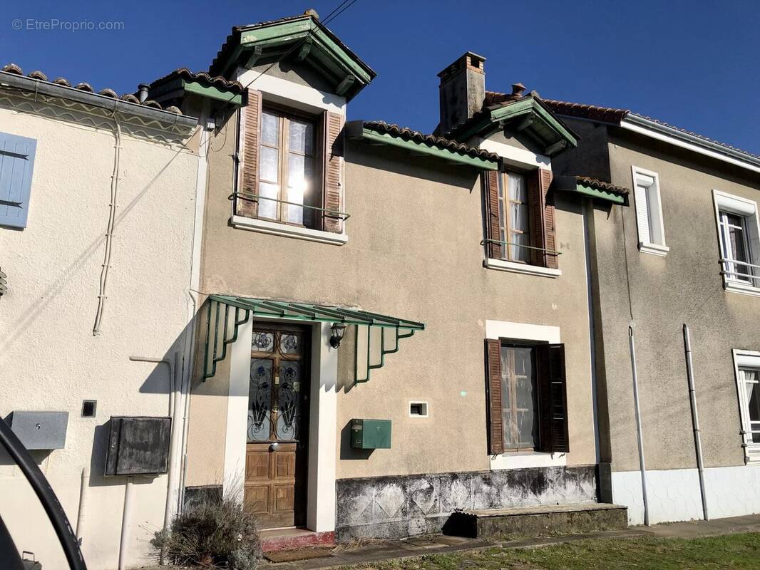 Maison à BUSSIERE-POITEVINE