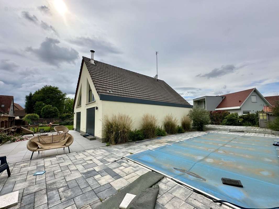 La piscine et la façade nord-est - Maison à OBERSCHAEFFOLSHEIM