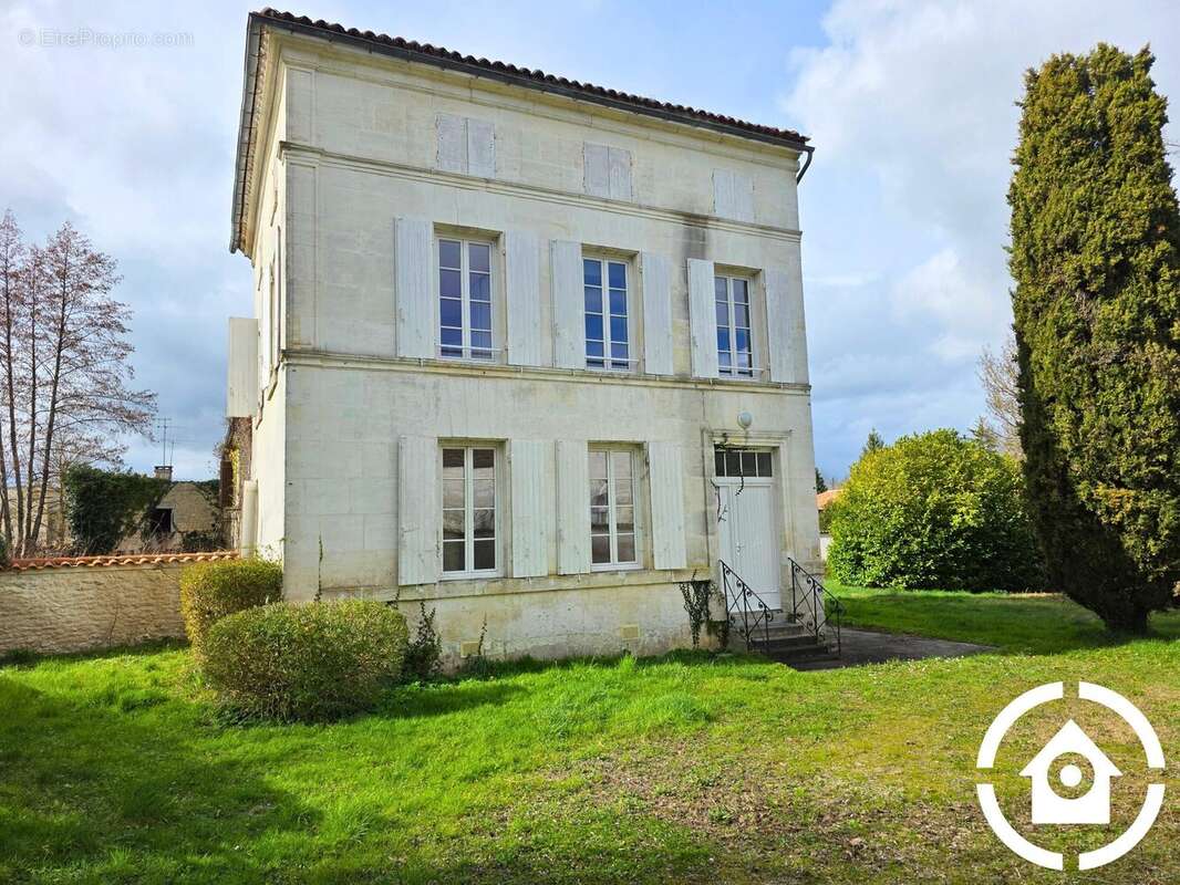 Maison à GENSAC-LA-PALLUE