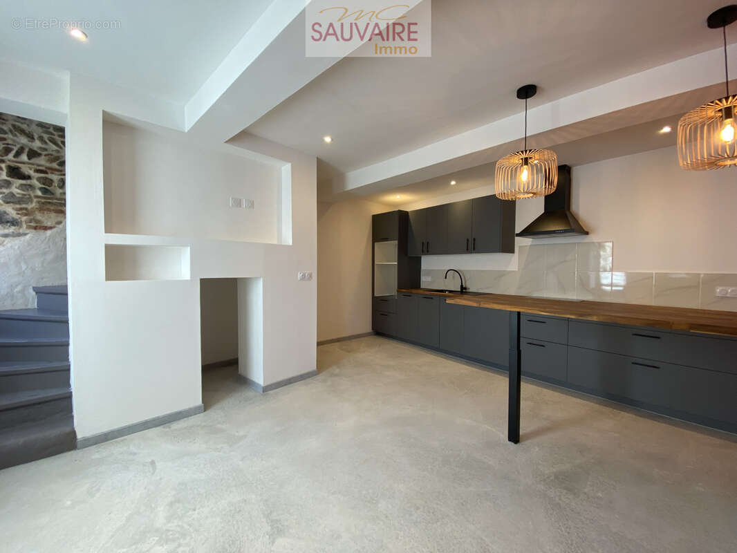Maison à SAINT-LAURENT-DE-LA-SALANQUE