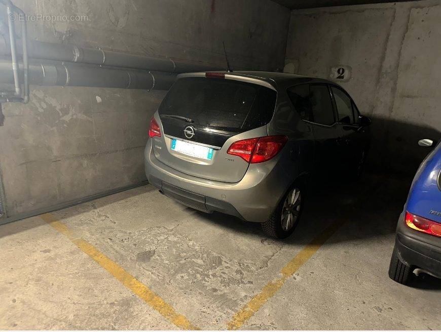 Parking à PARIS-18E