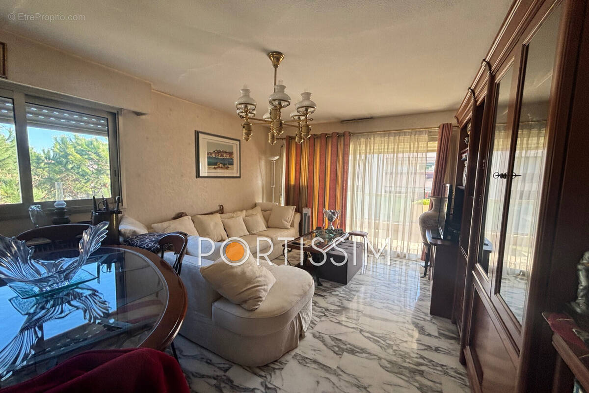 Appartement à SAINT-LAURENT-DU-VAR