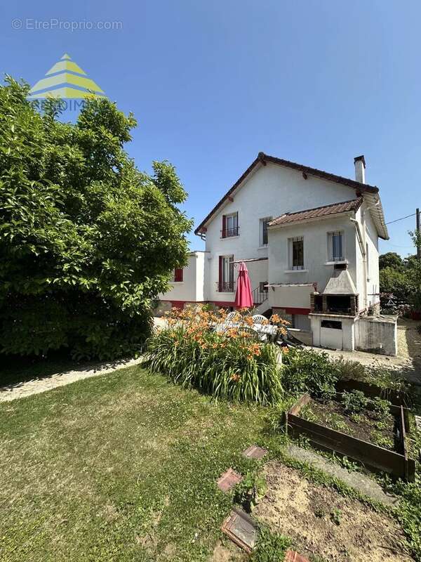 Maison à MANDRES-LES-ROSES