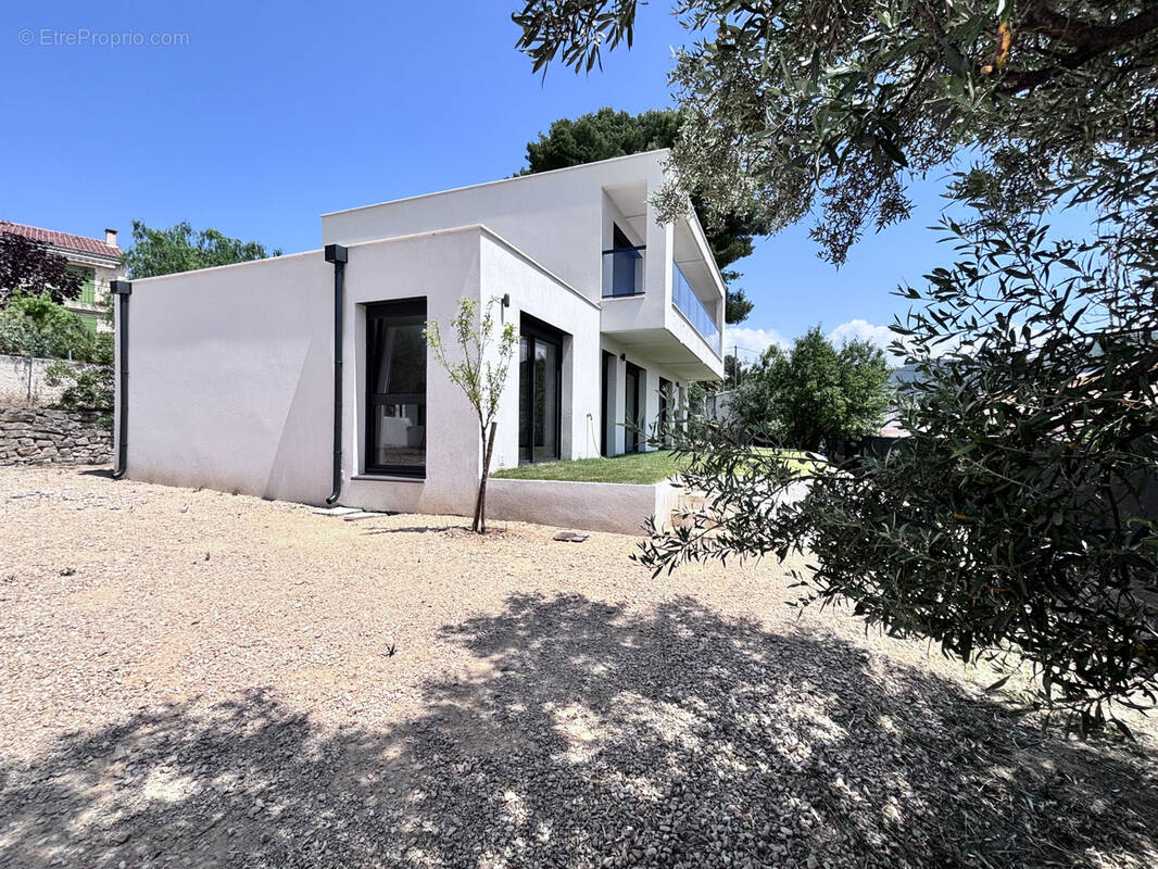 Maison à CEYRESTE