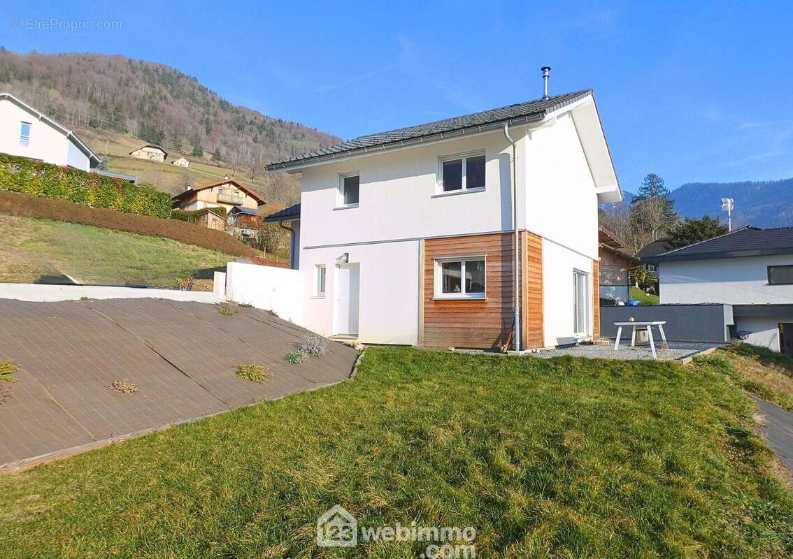 Sur les hauteurs d&#039;Ugine maison récente ossature bois de 92 m² sur son terrain de 533 m². - Maison à UGINE