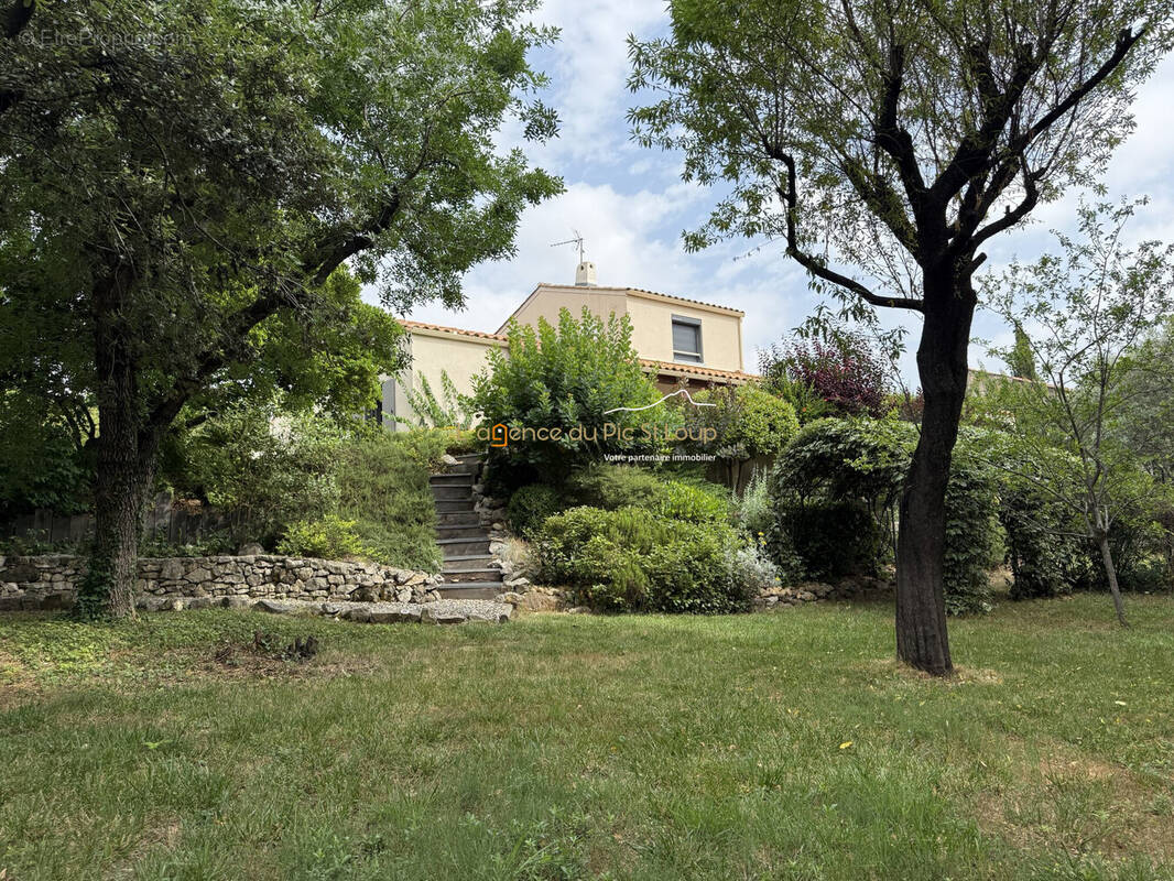 Maison à SAINT-CLEMENT-DE-RIVIERE