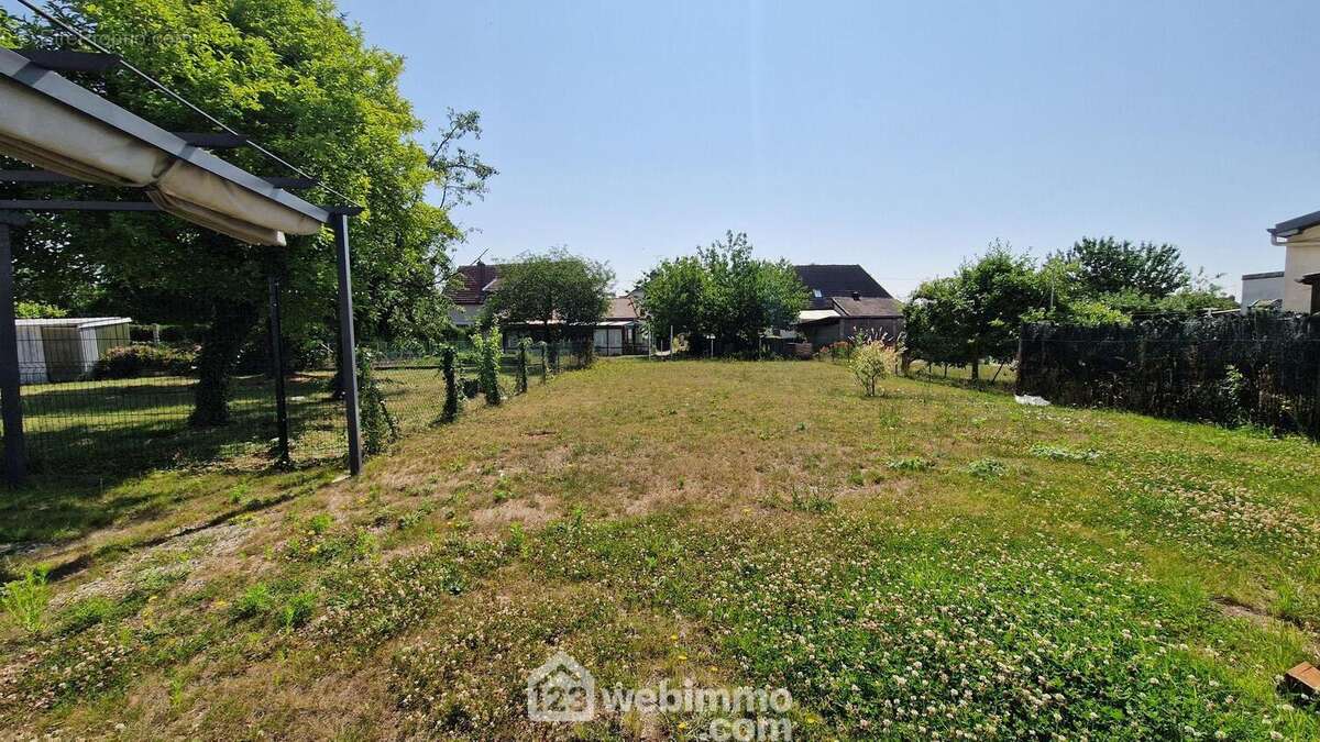 Erigée sur un terrain de 466 m² - Maison à LAON
