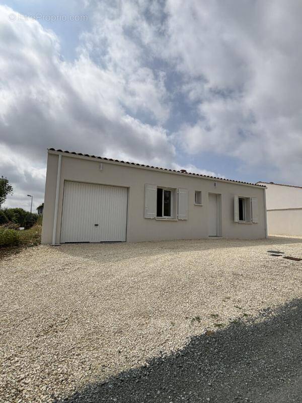 Maison à PORT-D&#039;ENVAUX
