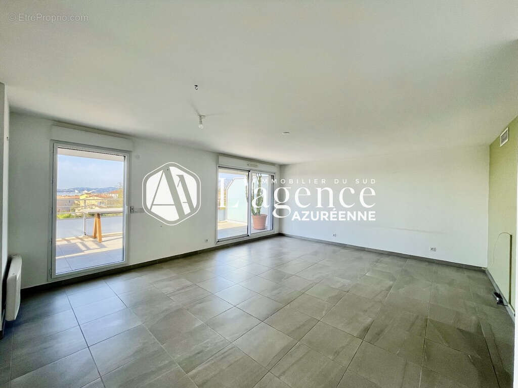 Appartement à SAINT-LAURENT-DU-VAR