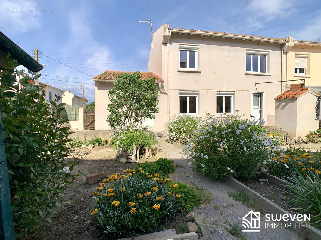 Maison à SAINT-LAURENT-DE-LA-SALANQUE
