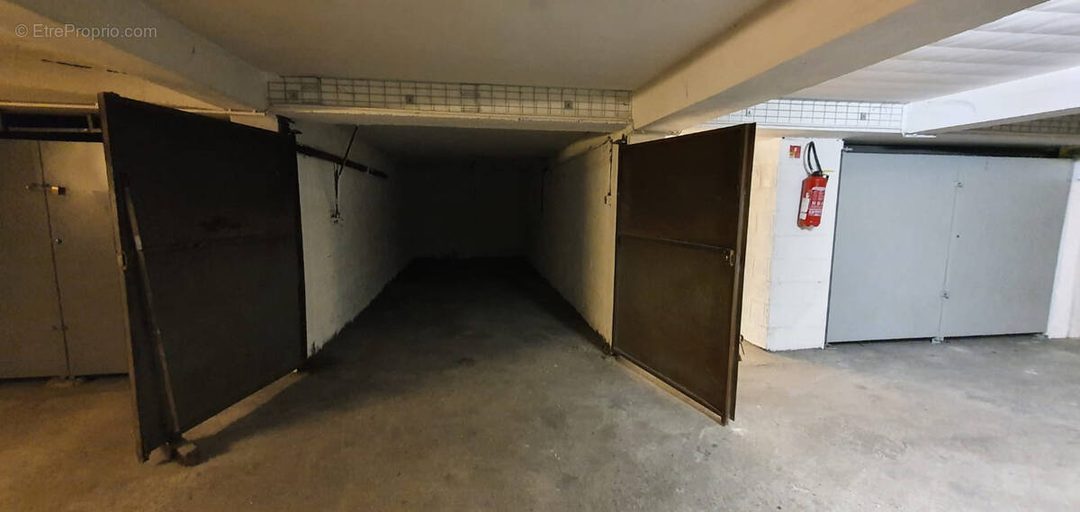 Parking à PARIS-11E